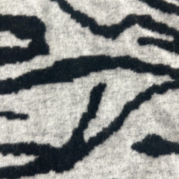 Women’s Social Stamdard zebra print pullover size M - Picture 2 of 6